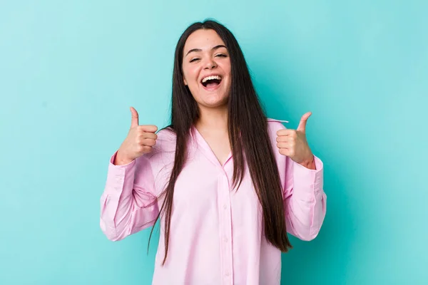 Jovem Mulher Adulta Sorrindo Amplamente Olhando Feliz Positivo Confiante Bem — Fotografia de Stock