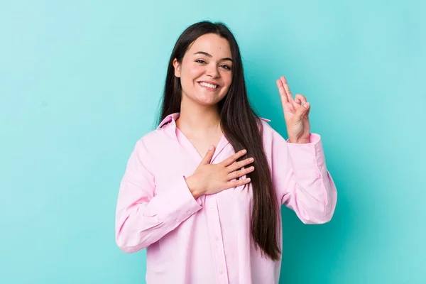 Jovem Mulher Adulta Olhando Feliz Confiante Confiável Sorrindo Mostrando Sinal — Fotografia de Stock