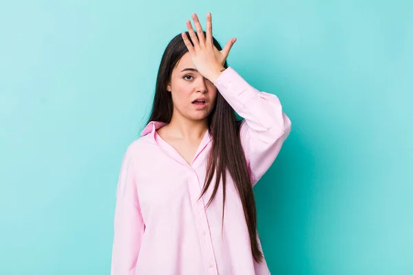 Young Adult Woman Raising Palm Forehead Thinking Oops Making Stupid — Fotografia de Stock