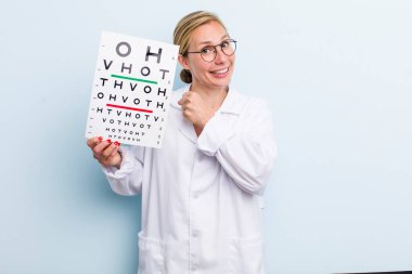 Genç sarışın kadın kendini mutlu hissediyor ve bir meydan okumayla yüzleşiyor ya da kutluyor. optik görüş testi konsepti