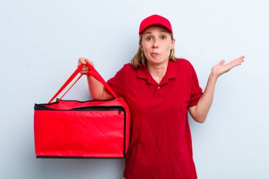 Genç sarışın kadın şaşkın, şaşkın ve şüpheci hissediyor. Pizza teslimatı kavramı