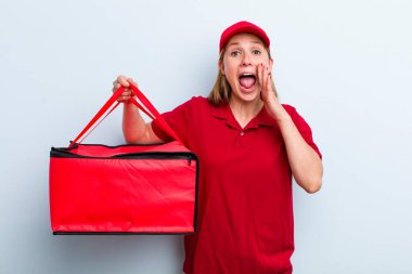 Genç, sarışın bir kadın kendini mutlu hissediyordu. Elleri ağzının kenarında bağırıyordu. Pizza teslimatı kavramı