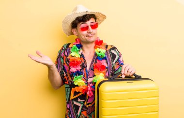 Genç yakışıklı adam şaşkın, şaşkın ve şüpheci hissediyor. Yaz tatili konsepti