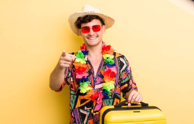 Genç ve yakışıklı bir adam kamerayı işaret ederek seni seçiyor. Yaz tatili konsepti