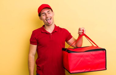 Genç, yakışıklı, neşeli ve asi tavırlı, şakacı ve dilsiz bir adam. Pizza teslimatı kavramı