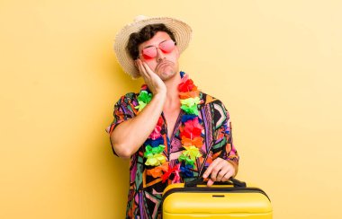 Genç ve yakışıklı bir adam bıkkın, yorgun ve uykulu hissediyor. Yaz tatili konsepti