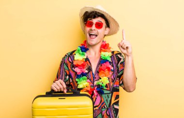 Genç yakışıklı bir adam bir fikri fark ettikten sonra mutlu ve heyecanlı bir dahi gibi hissediyor. Yaz tatili konsepti