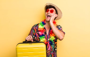 Genç yakışıklı adam mutlu, heyecanlı ve şaşırmış hissediyor. Yaz tatili konsepti