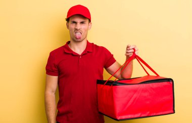 Genç yakışıklı adam iğreniyor, sinirleniyor ve dilini çıkarıyor. Pizza teslimatı kavramı