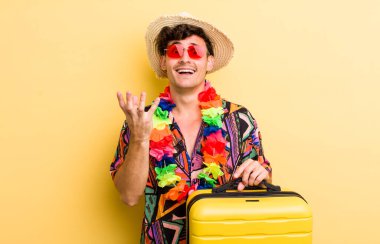 Genç ve yakışıklı adam umutsuz, sinirli ve stresli görünüyor. Yaz tatili konsepti