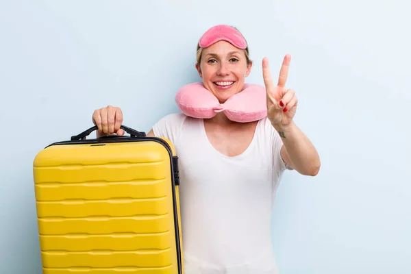 Jong Volwassen Blonde Vrouw Glimlachend Kijkend Gelukkig Gebaren Van Overwinning — Stockfoto