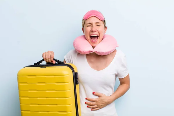 Jonge Volwassen Blonde Vrouw Lachen Hardop Een Hilarische Grap Vakantie — Stockfoto