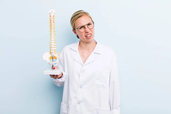 Young Adult Blonde Woman Feeling Puzzled Confused Spine Specialist Concept — Stock Photo, Image