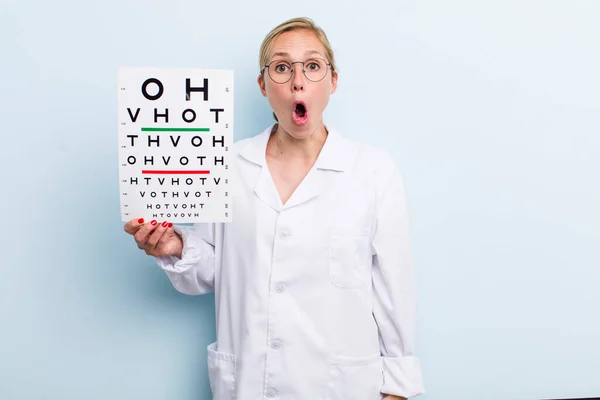 Jonge Volwassen Blonde Vrouw Kijkt Zeer Geschokt Verrast Optische Zichtbaarheidstest — Stockfoto