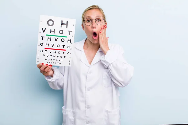 Jonge Volwassen Blonde Vrouw Voelt Zich Geschokt Bang Optische Zichtbaarheidstest — Stockfoto