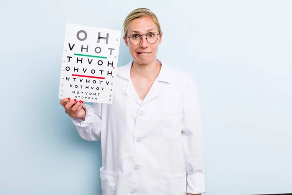 Jong Volwassen Blonde Vrouw Kijken Verbaasd Verward Optische Zichtbaarheidstest — Stockfoto