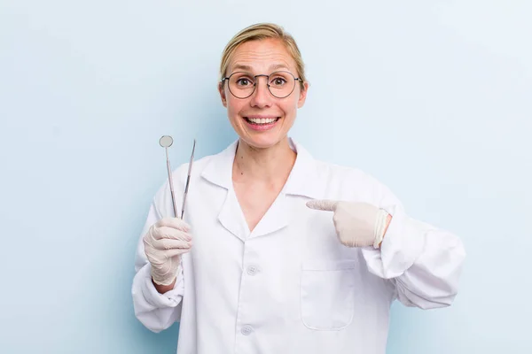 Giovane Donna Bionda Adulta Sentirsi Felice Indicando Stessi Con Eccitato — Foto Stock