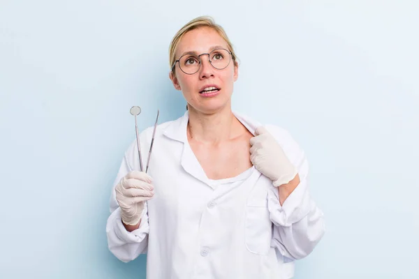 Giovane Donna Bionda Adulta Sentirsi Stressata Ansiosa Stanca Frustrata Concetto — Foto Stock