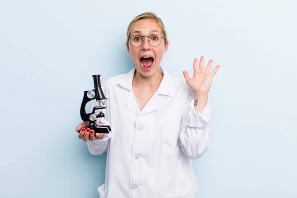 Young Adult Blonde Woman Feeling Happy Astonished Something Unbelievable Scientist — Stock Photo, Image