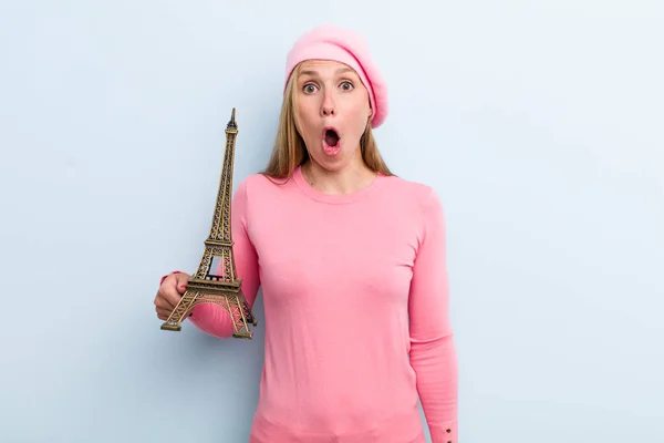 Młoda Dorosła Blondynka Wyglądająca Zszokowaną Lub Zaskoczoną Koncepcja Francuska — Zdjęcie stockowe