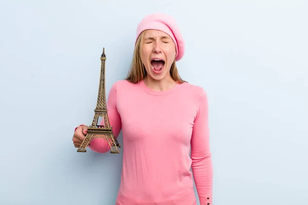 Молода Доросла Блондинка Кричить Агресивно Виглядаючи Дуже Злими Французька Концепція — стокове фото