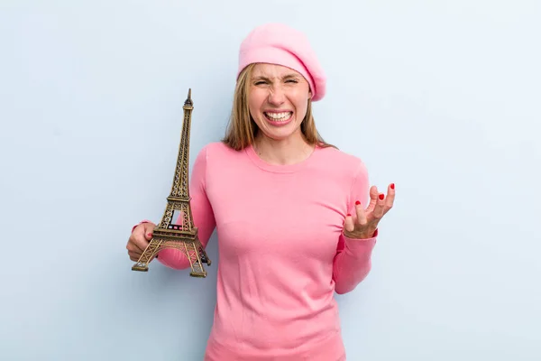Jong Volwassen Blonde Vrouw Kijken Boos Geïrriteerd Gefrustreerd Frans Concept — Stockfoto