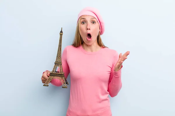 Młoda Dorosła Blondynka Zdumiona Zszokowana Zdumiona Niewiarygodną Niespodzianką Koncepcja Francuska — Zdjęcie stockowe