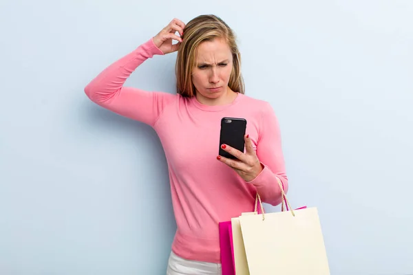 Young Adult Blonde Woman Feeling Puzzled Confused Scratching Head Shopping — Stock Photo, Image