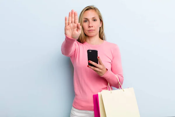 Junge Erwachsene Blonde Frau Mit Ernstem Blick Und Offener Handfläche — Stockfoto