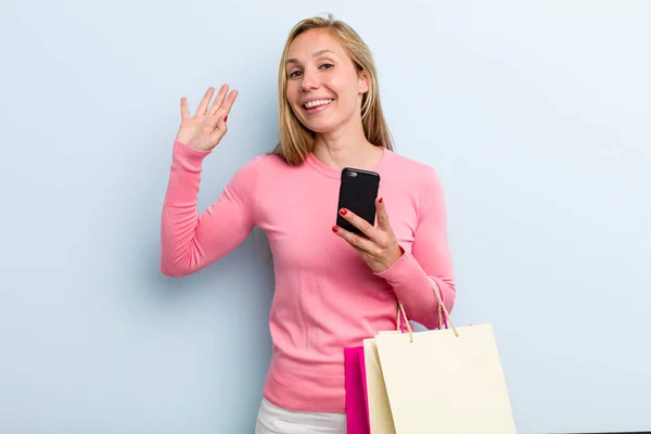 Joven Mujer Rubia Adulta Sonriendo Felizmente Saludándote Con Mano Dándote —  Fotos de Stock