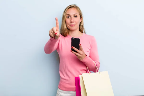 Giovane Donna Bionda Adulta Sorridente Amichevole Mostrando Numero Uno Shopping — Foto Stock