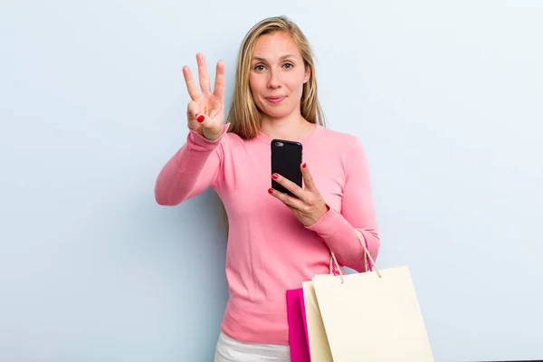 Junge Erwachsene Blonde Frau Die Freundlich Lächelt Und Nummer Drei — Stockfoto