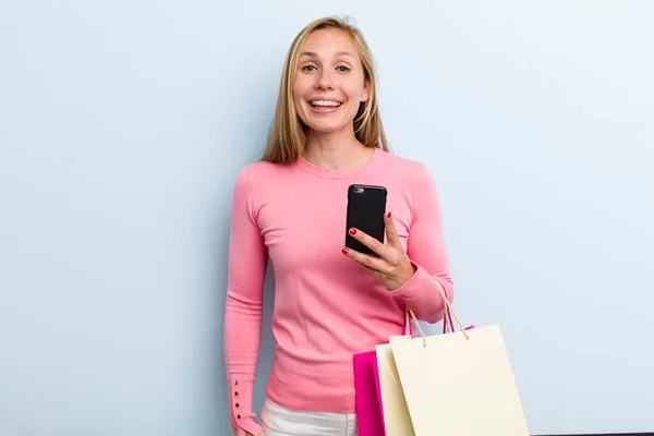 Joven Mujer Rubia Adulta Buscando Feliz Gratamente Sorprendido Concepto Bolsas —  Fotos de Stock