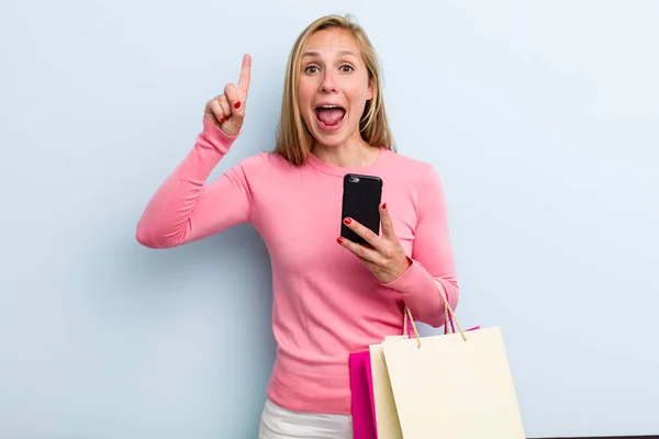 Giovane Donna Bionda Adulta Sente Come Genio Felice Eccitato Dopo — Foto Stock