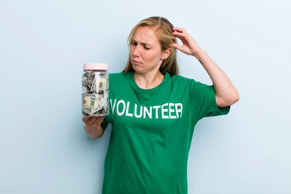 年轻的金发女人感到困惑和困惑 志愿人员和捐助概念 — 图库照片