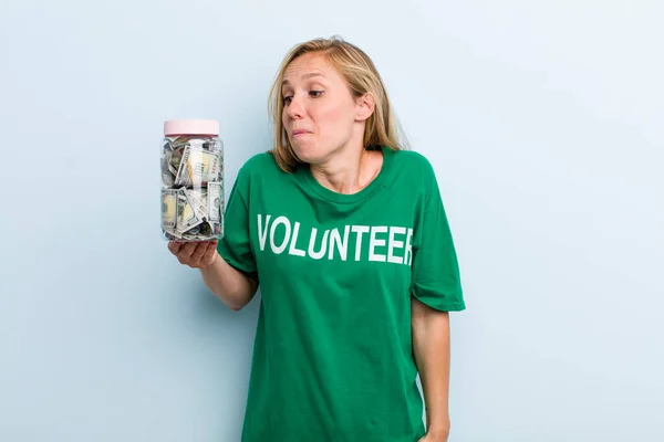 年轻的金发女子耸了耸肩 感到困惑和不确定 志愿人员和捐助概念 — 图库照片