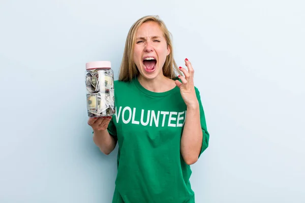 Genç Sarışın Kadın Umutsuz Sinirli Stresli Görünüyor Gönüllü Bağış Konsepti — Stok fotoğraf
