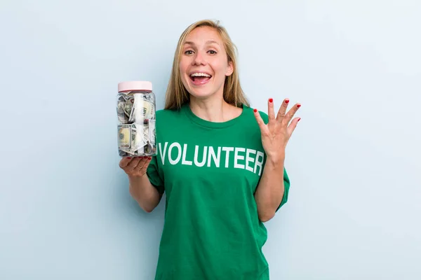 年轻的金发女人感到快乐 惊讶地发现了一个解决方案或主意 志愿人员和捐助概念 — 图库照片