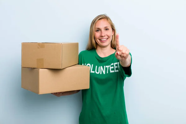 Giovane Donna Bionda Adulta Sorridente Con Orgoglio Fiducia Rendendo Numero — Foto Stock