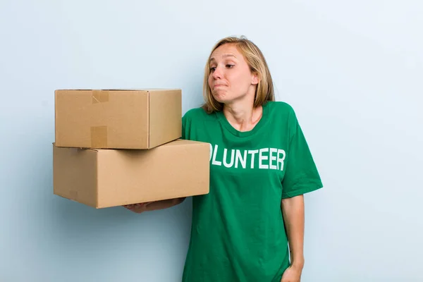 Young Adult Blonde Woman Shrugging Feeling Confused Uncertain Volunteer Donation — Stock Photo, Image
