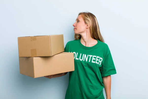 Young Adult Blonde Woman Profile View Thinking Imagining Daydreaming Volunteer — Stock Photo, Image