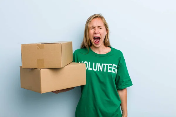 Jonge Volwassen Blonde Vrouw Schreeuwt Agressief Kijkt Erg Boos Vrijwilligers — Stockfoto