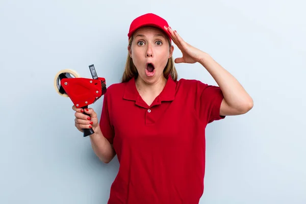 Jovem Mulher Loira Adulta Olhando Feliz Surpreso Surpreso Conceito Empregado — Fotografia de Stock