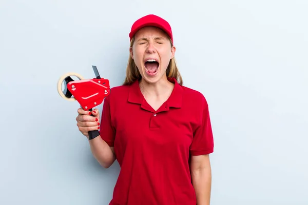 Jonge Volwassen Blonde Vrouw Schreeuwt Agressief Kijkt Erg Boos Werknemersconcept — Stockfoto