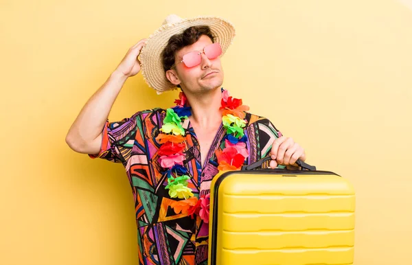 Joven Chico Guapo Sonriendo Felizmente Soñando Despierto Dudando Vacaciones Verano —  Fotos de Stock