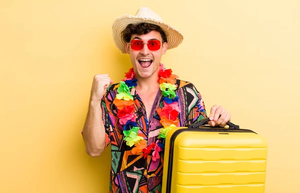 若いハンサムな男はショックを受けて笑って成功を祝う 夏休みのコンセプト — ストック写真