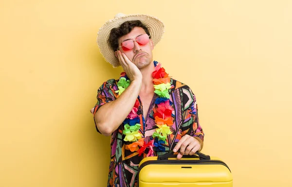 Junger Gutaussehender Kerl Der Sich Nach Einer Anstrengenden Zeit Gelangweilt — Stockfoto