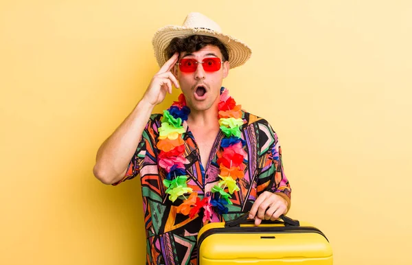 Genç yakışıklı adam şaşırmış görünüyor, yeni bir düşünce, fikir ya da konsept fark ediyor. Yaz tatili konsepti