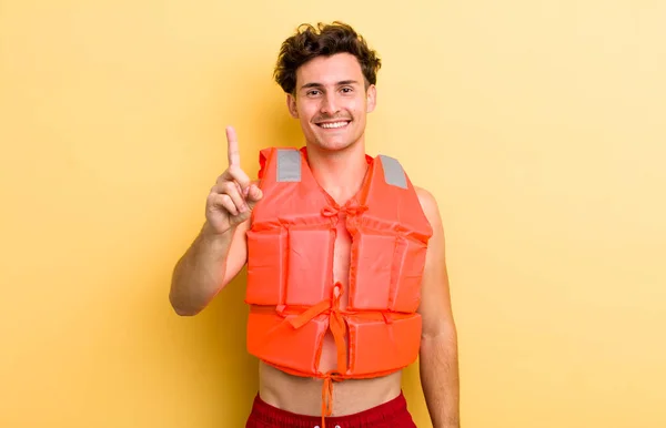 Jovem Bonito Cara Sorrindo Orgulhosamente Confiantemente Fazendo Número Jaqueta Salva — Fotografia de Stock