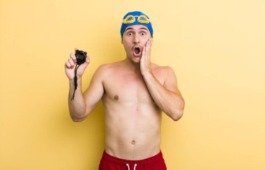 Genç ve yakışıklı adam şok olmuş ve korkmuş hissediyor. yüzücü kavramı